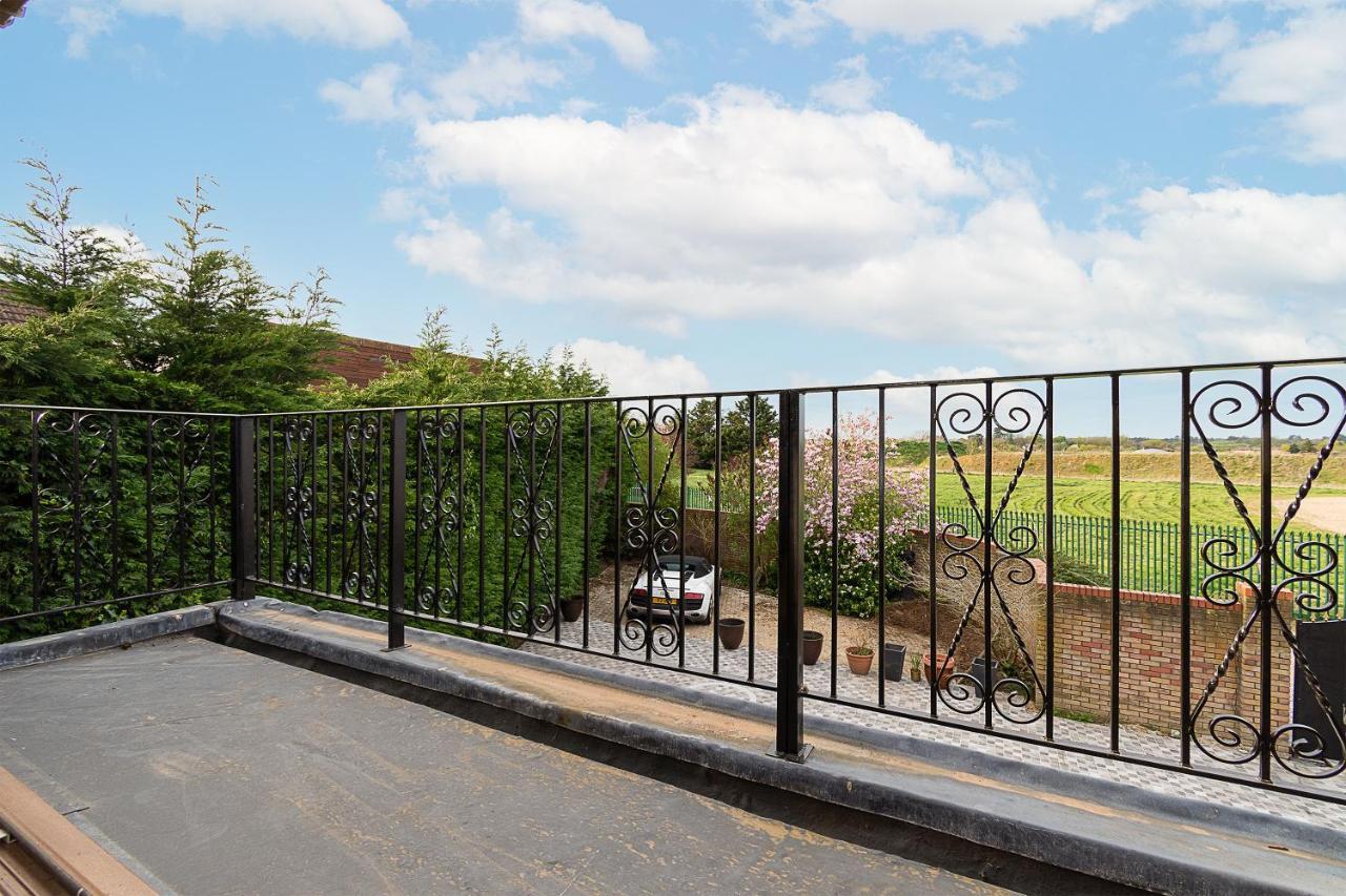 Boutique Green Acre Views สลาว ภายนอก รูปภาพ